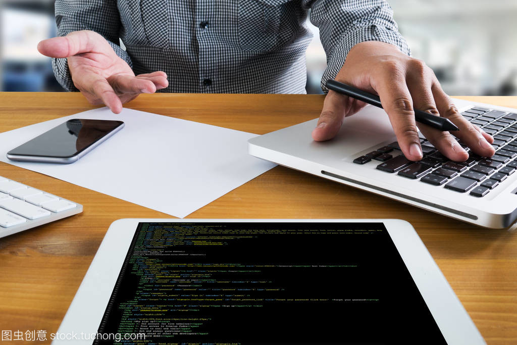 移動(dòng)應(yīng)用與桌面軟件 現(xiàn)代計(jì)算機(jī)軟件開(kāi)發(fā)團(tuán)隊(duì)的雙軌并行之道